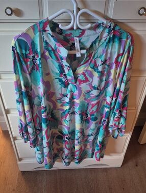 Dear Scarlett Wrinkle Free Aqua Floral Split-Neck Tunic